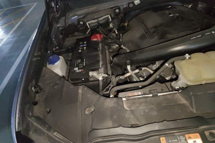 Used Lincoln Navigator 2019 3.5T Presidential Series China VI Standard Engine Bay Right