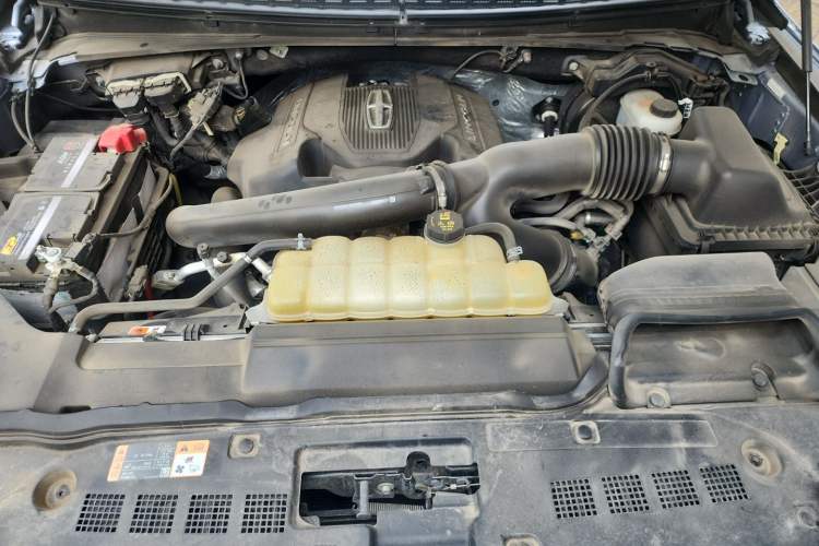 Used Lincoln Navigator 2019 3.5T Presidential Series China VI Standard Engine Bay