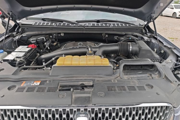Used Lincoln Navigator 2019 3.5T Prestige Version China VI Standard Engine Bay
