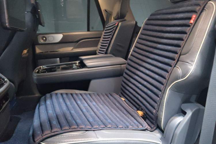 Used Lincoln Navigator 2019 3.5T Presidential Series China VI Standard Left Rear Seat