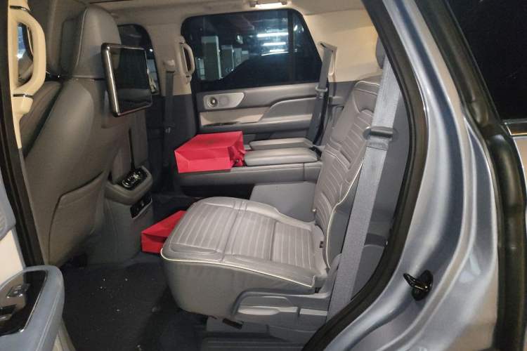 Used Lincoln Navigator 2019 3.5T Presidential Series China VI Standard Left Rear Seat