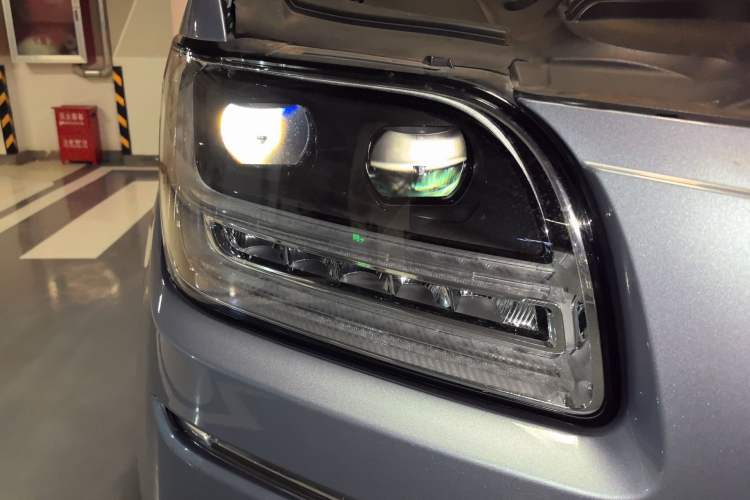 Used Lincoln Navigator 2019 3.5T Presidential Series China VI Standard Right Front Headlight
