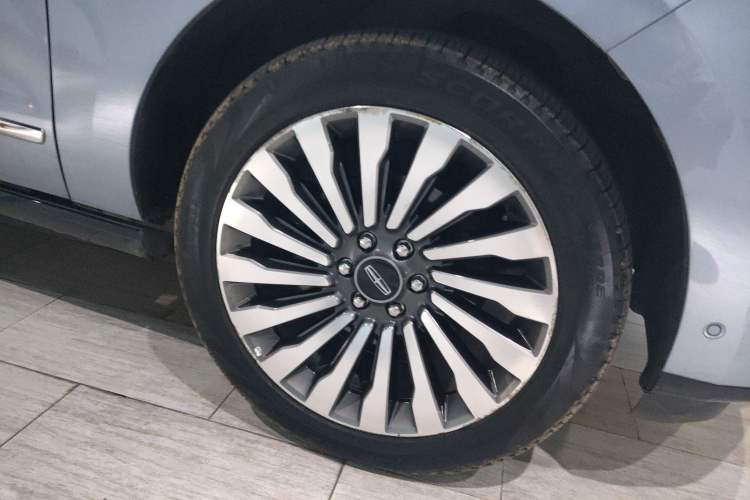 Used Lincoln Navigator 2019 3.5T Presidential Series China VI Standard Right Front Wheel Hub