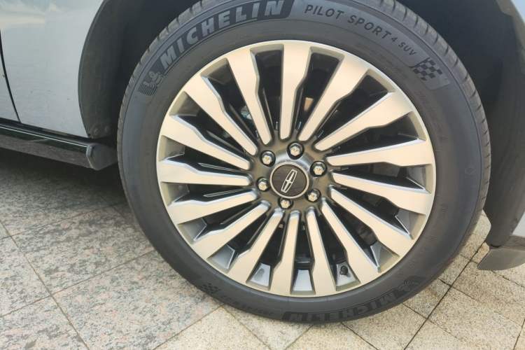 Used Lincoln Navigator 2019 3.5T Presidential Series China VI Standard Right Front Wheel Hub