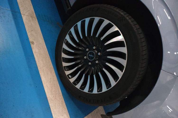 Used Lincoln Navigator 2019 3.5T Presidential Series China VI Standard Right Front Wheel Hub