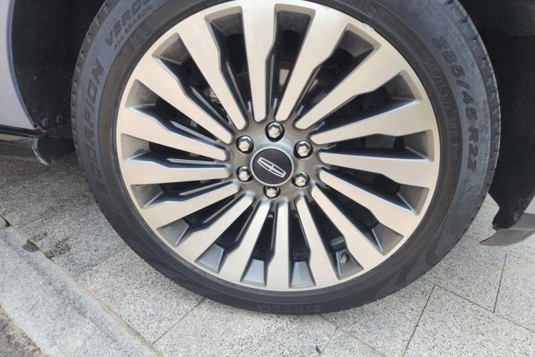 Used Lincoln Navigator 2019 3.5T Presidential Series China VI Standard Right Front Wheel Hub