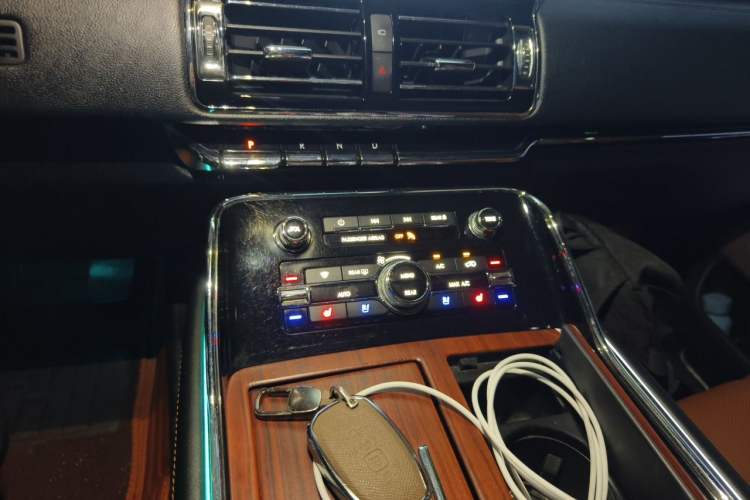 Used Lincoln Navigator 2019 3.5T Prestige Version China VI Standard Audio And AC Panel