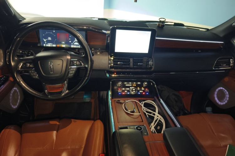 Used Lincoln Navigator 2019 3.5T Prestige Version China VI Standard Center Console