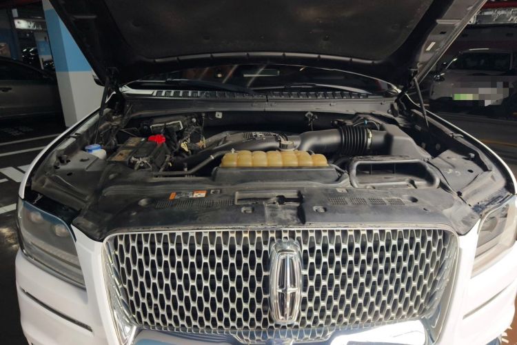 Used Lincoln Navigator 2019 3.5T Prestige Version China VI Standard Engine Bay