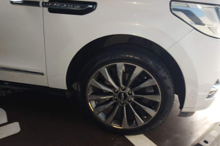 Used Lincoln Navigator 2019 3.5T Prestige Version China VI Standard Right Front Wheel Hub