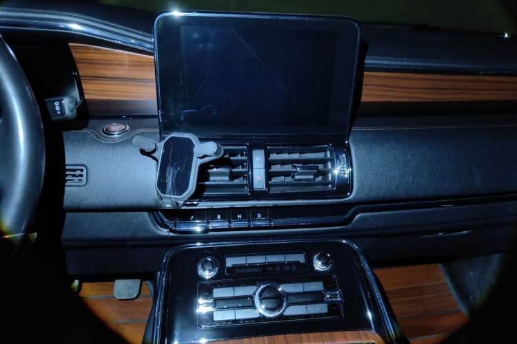 Used Lincoln Navigator  Audio And AC Panel