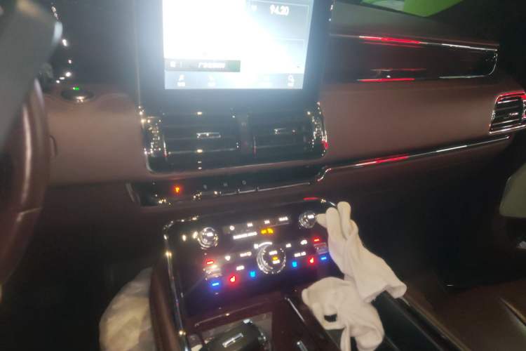 Used Lincoln Navigator 2020 3.5T Long-Wheelbase Presidential Edition Audio And AC Panel