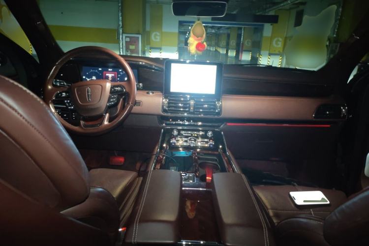 Used Lincoln Navigator 2020 3.5T Presidential Series Center Console