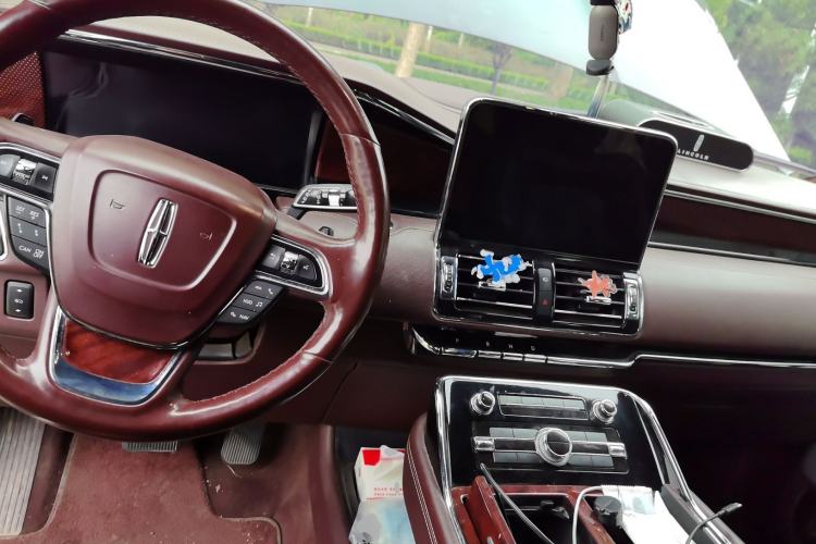Used Lincoln Navigator 2020 3.5T Presidential Series Center Console