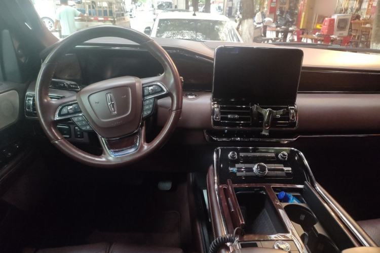 Used Lincoln Navigator 2020 3.5T Presidential Series Center Console
