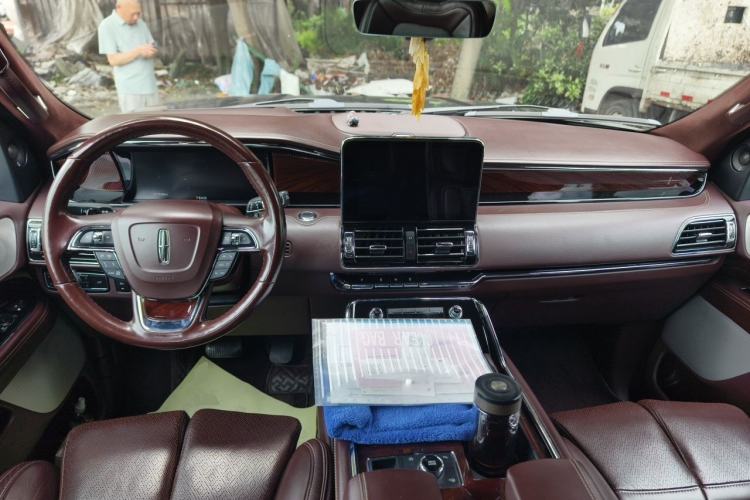 Used Lincoln Navigator 2020 3.5T Presidential Series Center Console