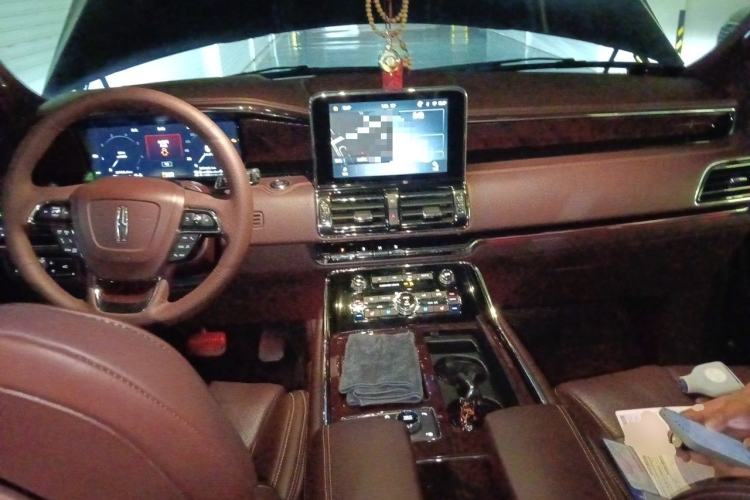 Used Lincoln Navigator 2020 3.5T Presidential Series Center Console
