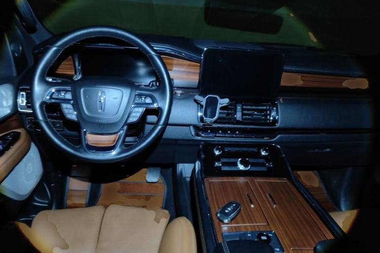 Used Lincoln Navigator  Center Console