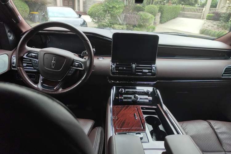 Used Lincoln Navigator 2020 3.5T Presidential Series Center Console