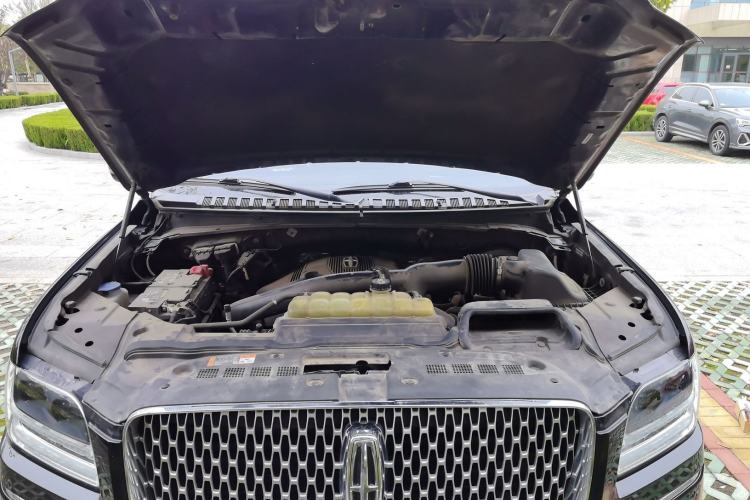 Used Lincoln Navigator 2020 3.5T Presidential Series Engine Bay