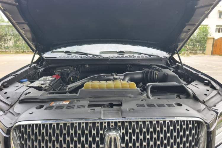 Used Lincoln Navigator 2020 3.5T Presidential Series Engine Bay