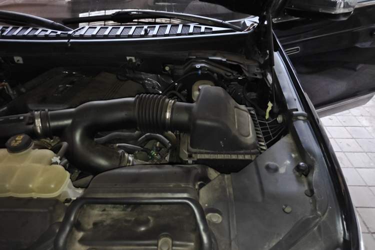 Used Lincoln Navigator 2020 3.5T Long-Wheelbase Presidential Edition Engine Bay Left