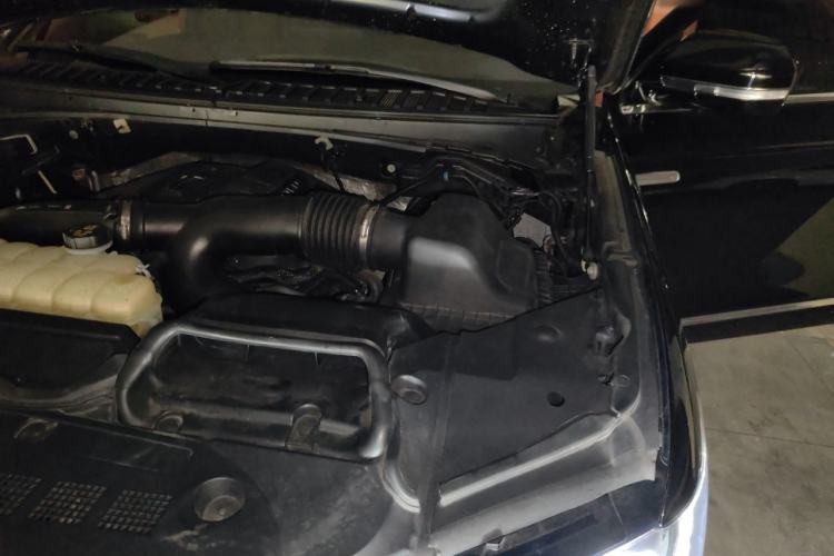 Used Lincoln Navigator  Engine Bay Left