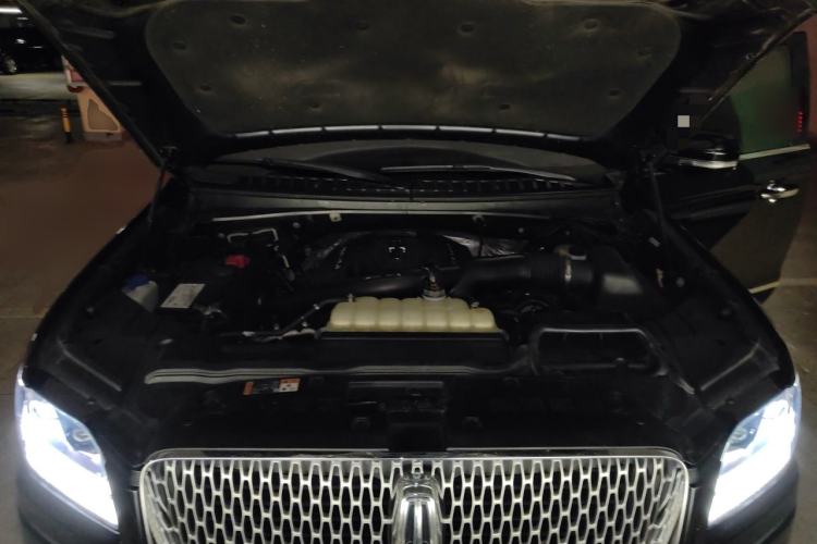 Used Lincoln Navigator  Engine Bay