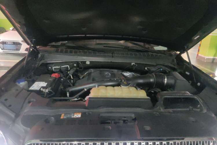 Used Lincoln Navigator 2020 3.5T Long-Wheelbase Presidential Edition Engine Bay