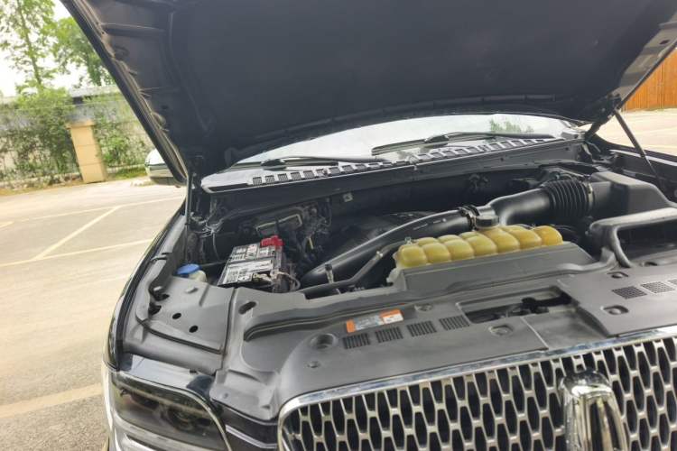 Used Lincoln Navigator 2020 3.5T Presidential Series Engine Bay Right