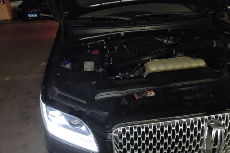 Used Lincoln Navigator  Engine Bay Right