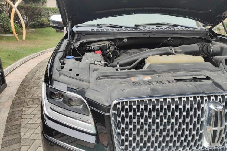 Used Lincoln Navigator 2020 3.5T Presidential Series Engine Bay Right