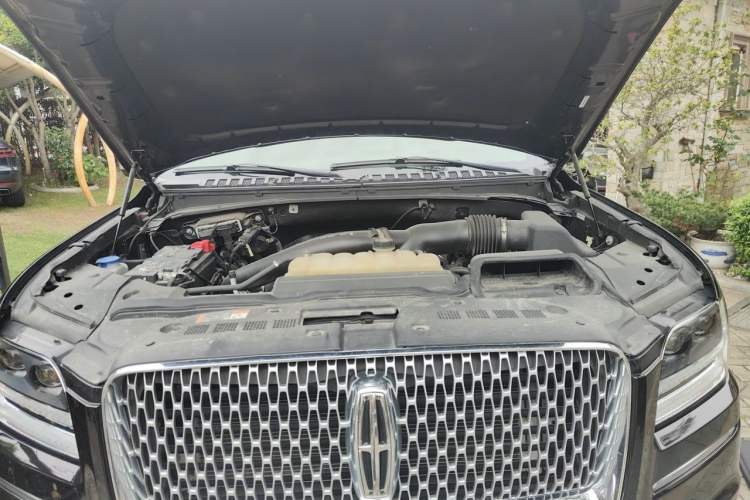 Used Lincoln Navigator 2020 3.5T Presidential Series Engine Bay