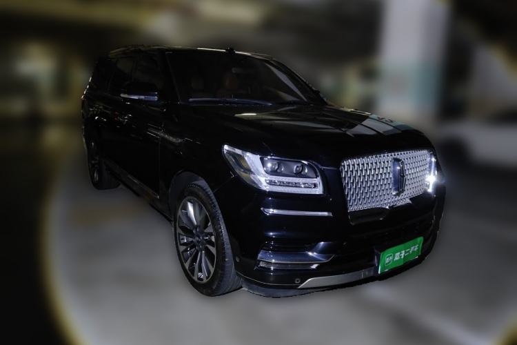 Used Lincoln Navigator  Front Right 45 Deg
