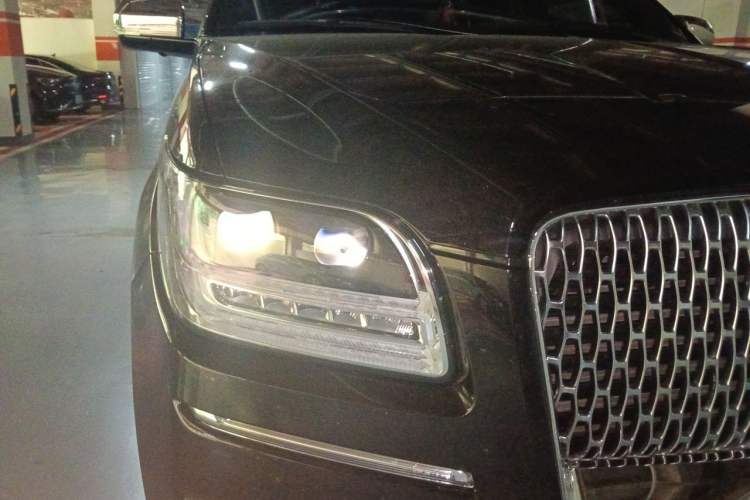 Used Lincoln Navigator 2020 3.5T Presidential Series Right Front Headlight