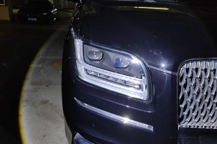 Used Lincoln Navigator  Right Front Headlight