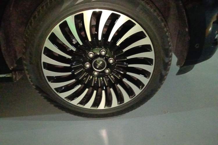 Used Lincoln Navigator 2020 3.5T Presidential Series Right Front Wheel Hub