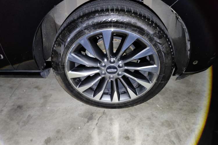 Used Lincoln Navigator  Right Front Wheel Hub