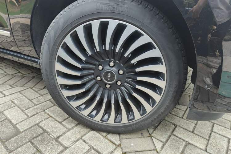 Used Lincoln Navigator 2020 3.5T Presidential Series Right Front Wheel Hub