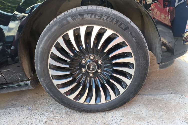 Used Lincoln Navigator 2020 3.5T Presidential Series Right Front Wheel Hub