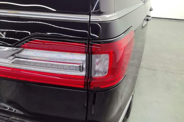 Used Lincoln Navigator 2020 3.5T Prestige Edition Right Rear Taillight