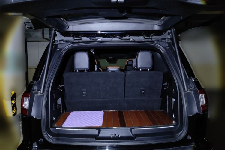 Used Lincoln Navigator  Trunk