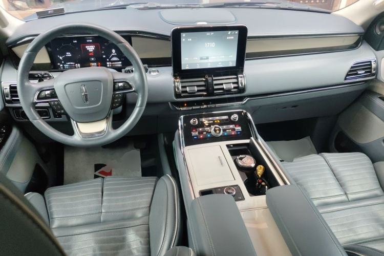Used Lincoln Navigator 2020 3.5T Presidential Series Center Console