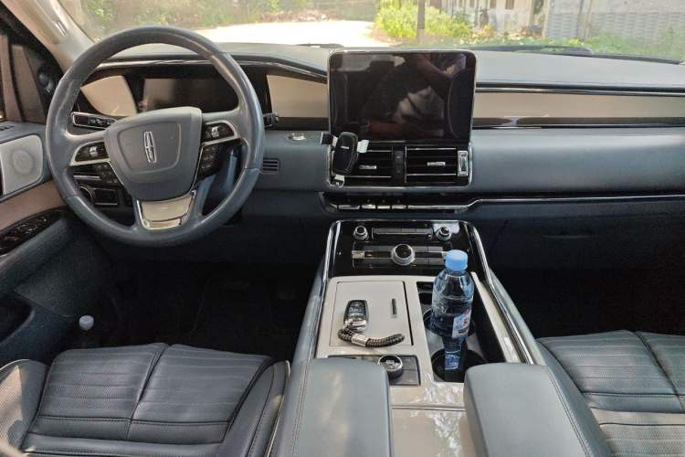 Used Lincoln Navigator 2020 3.5T Presidential Series Center Console