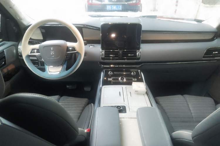 Used Lincoln Navigator 2020 3.5T Presidential Series Center Console