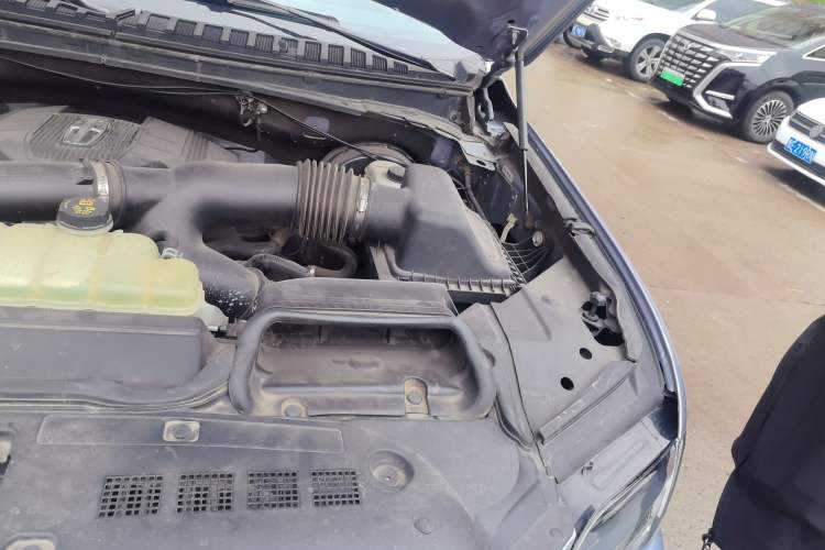 Used Lincoln Navigator 2020 3.5T Presidential Series Engine Bay Left