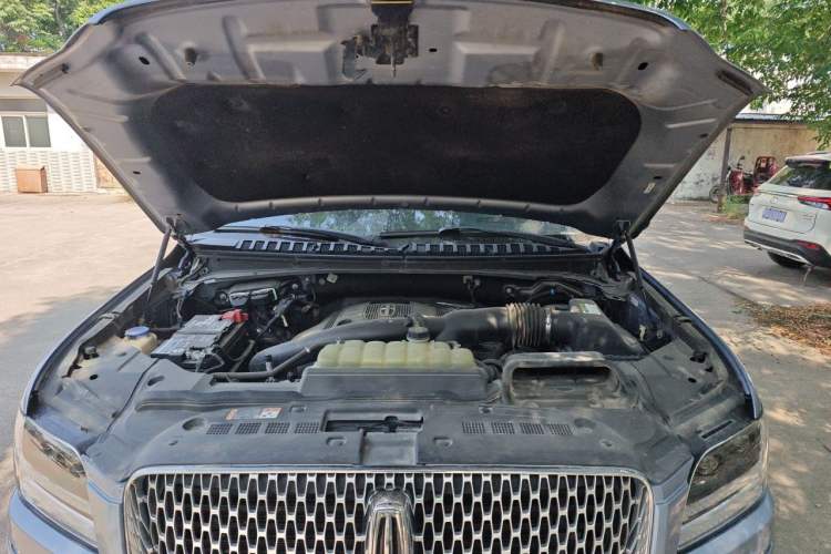 Used Lincoln Navigator 2020 3.5T Presidential Series Engine Bay