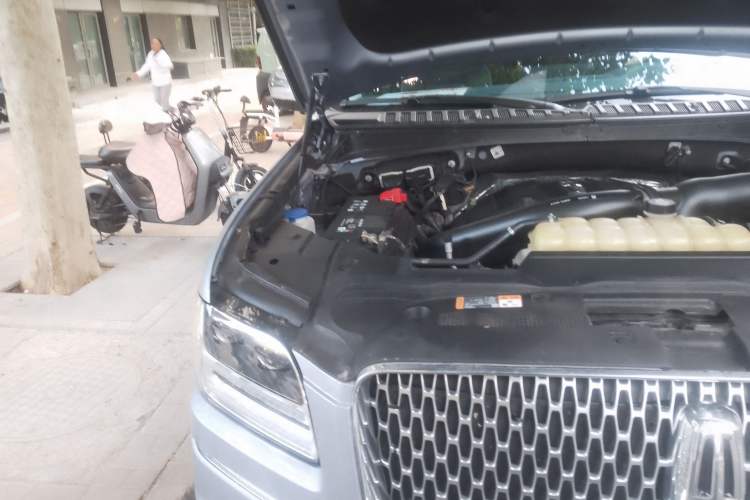 Used Lincoln Navigator 2020 3.5T Presidential Series Engine Bay Right