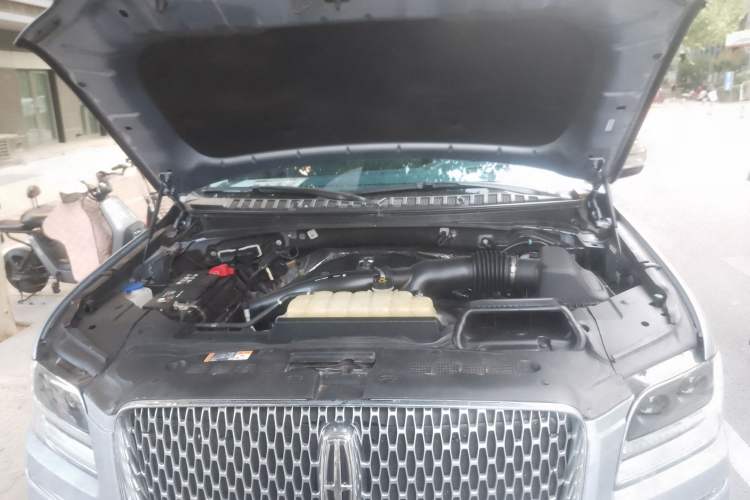 Used Lincoln Navigator 2020 3.5T Presidential Series Engine Bay