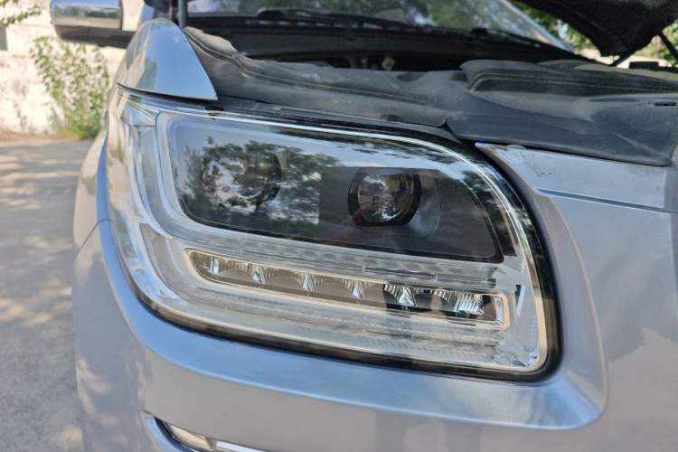 Used Lincoln Navigator 2020 3.5T Presidential Series Right Front Headlight